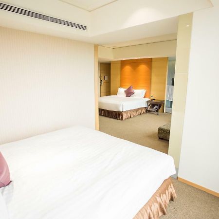 Freshfields Hotel Taichung Exterior photo A bedroom at the hotel