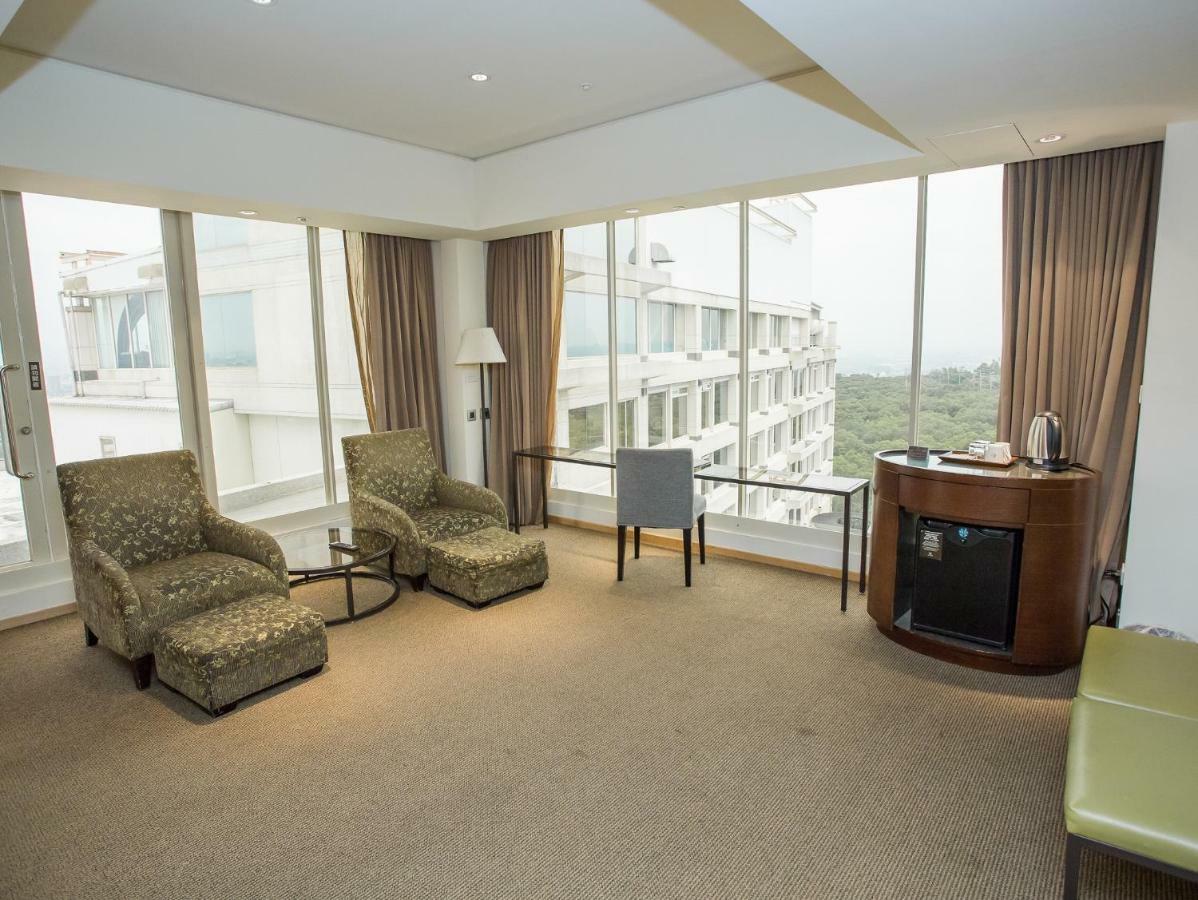 Freshfields Hotel Taichung Exterior photo A suite at the Shangri-La Hotel, Kuala Lumpur