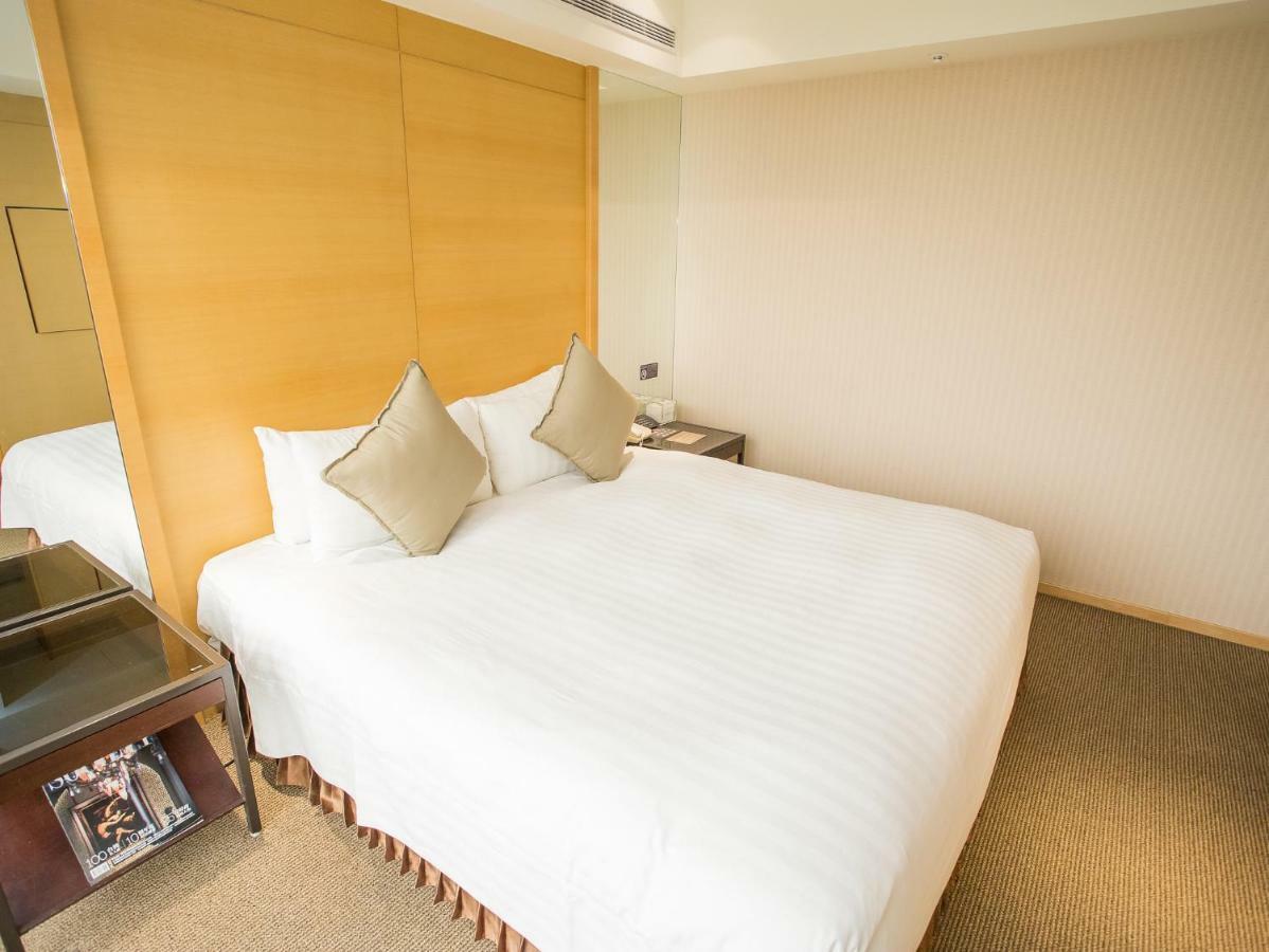 Freshfields Hotel Taichung Exterior photo A bedroom at the hotel