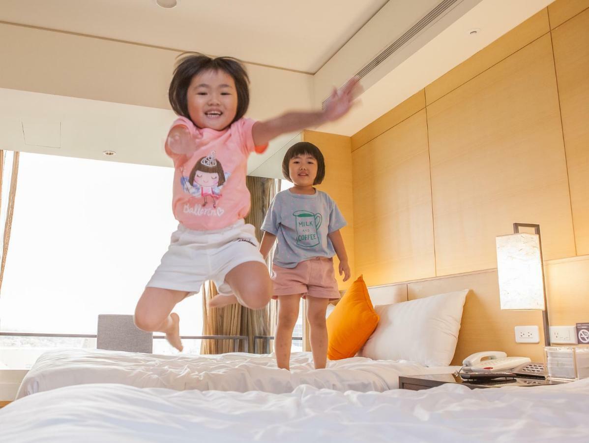 Freshfields Hotel Taichung Exterior photo Children jumping on a bed