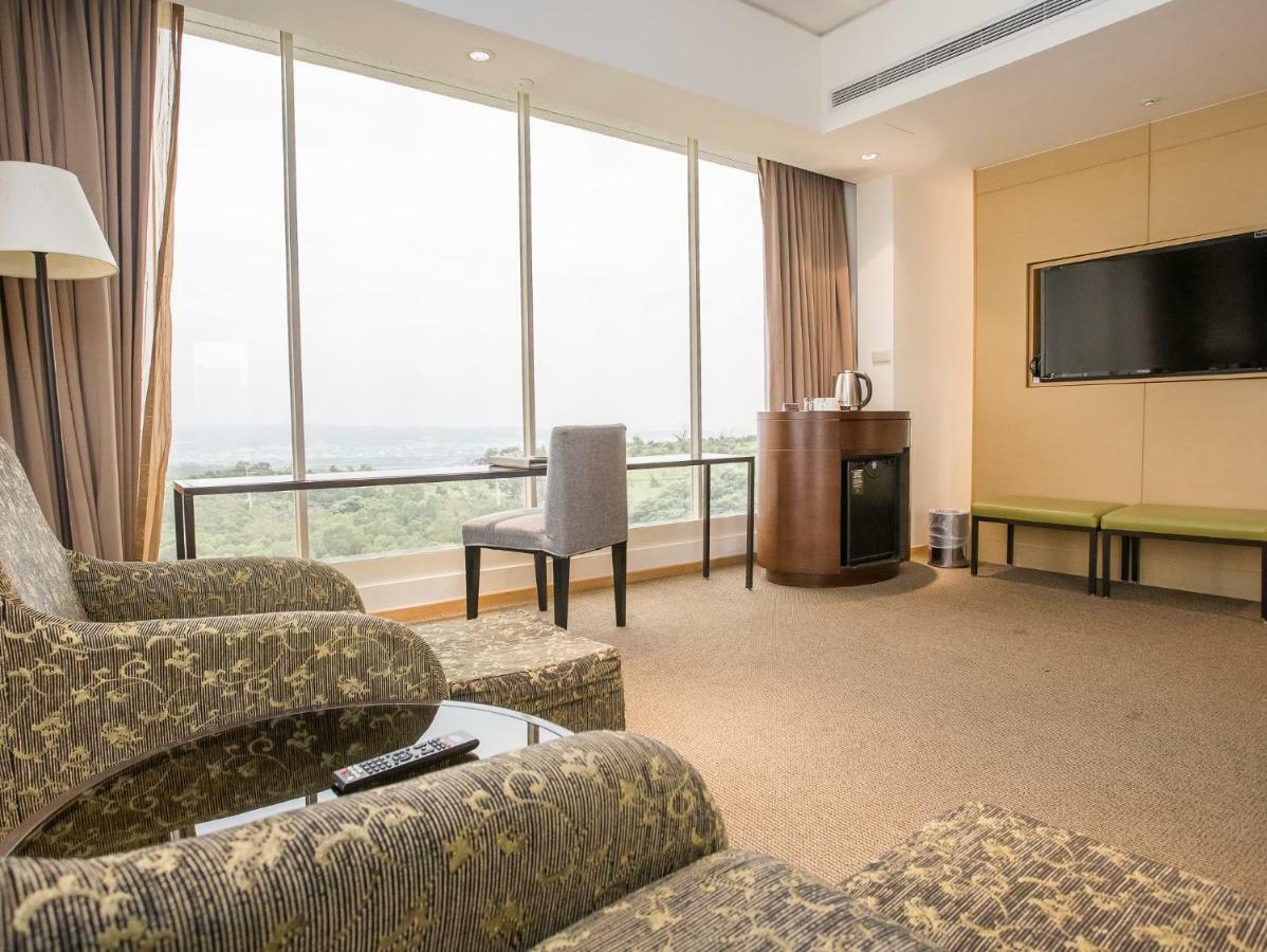 Freshfields Hotel Taichung Exterior photo Suite room at the hotel