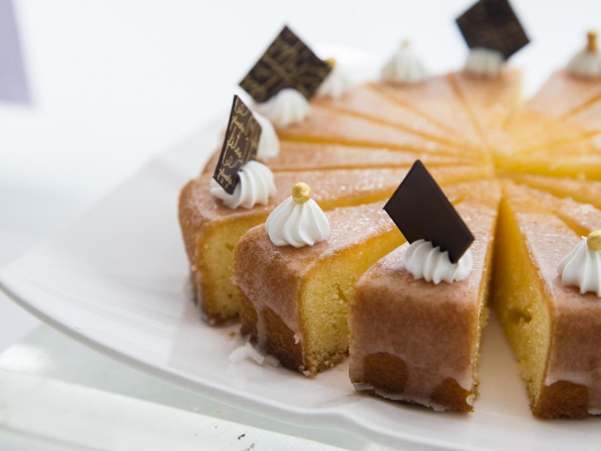 Freshfields Hotel Taichung Exterior photo A cake